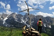 62 Dalla rustica croce lignea splendida vista sulle Piccole Dolomiti Scalvine